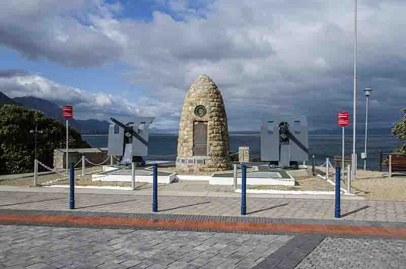 80 - Sudafrica - Hermanus - monumento a Los Caidos